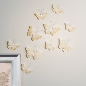 Decoraciones de pared de mariposas y plumas, pegatinas de pared 3D para dormitorio de niñas, impresionantes pegatinas decorativas con purpurina dorada, juego de 10 piezas adhesivas