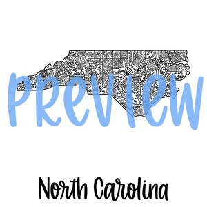 Puede incluir: Mapa en blanco y negro de Carolina del Norte con nombres de condados. La palabra "PREVIEW" está escrita en azul claro sobre el mapa. Debajo, las palabras "North Carolina" están escritas en cursiva.
