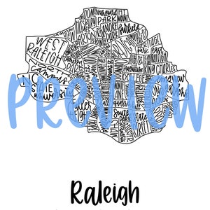 Könnte beinhalten: Eine Schwarzweißillustration der Stadtkarte von Raleigh, North Carolina. Die Karte ist mit den Namen verschiedener Stadtteile und Sehenswürdigkeiten gefüllt. Das Wort "Raleigh" ist unten auf der Karte in schwarzer Kursivschrift geschrieben, und "NORTH CAROLINA" steht darunter in Schwarz.