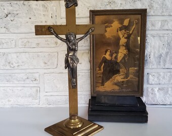 Crucifijo de altar antiguo de latón y plata de Rostland sobre pedestal, símbolo sagrado religioso de la fe cristiana, estatua de Cristo colgado en la cruz, decoración.