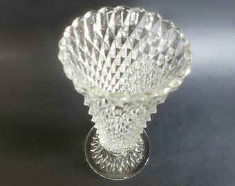 Diadème en verre de l'Indiana, pointe de diamant 8 po. Vase floral transparent, Texture pointue du milieu du siècle, Style arlequin des années 60, décor pressé motif années 60
