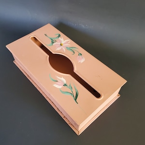 Distributore di fazzoletti per il viso Vintage Toleware, porta carta da bagno rosa salmone di metà secolo, scatola di metallo dipinta a mano, arredamento retrò per il bagno o il lavabo