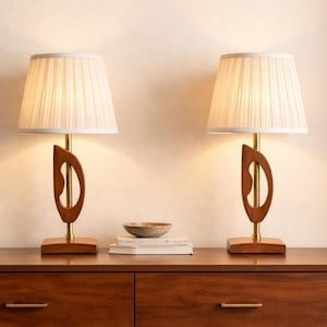 Dos lámparas de mesa de noche de estilo Midcentury de 43 cm con pantallas plisadas, diseño abstracto escandinavo escultural en madera de nogal y latón.