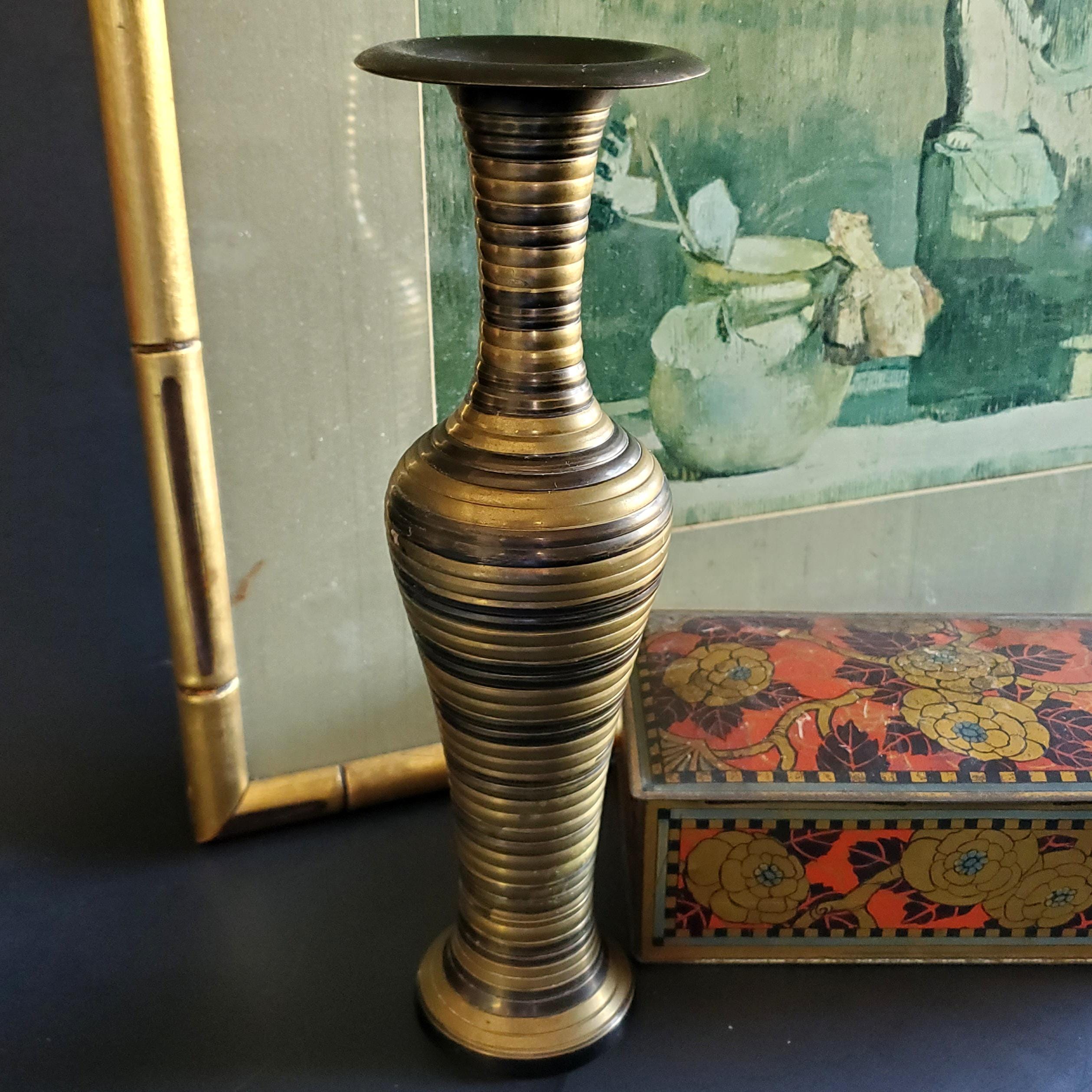 Jarrón estriado de latón macizo de 10" con rayas de ébano negro, estilo renacentista egipcio, objeto de arte indio vintage de dos tonos, decoración decorativa para el hogar, regalo