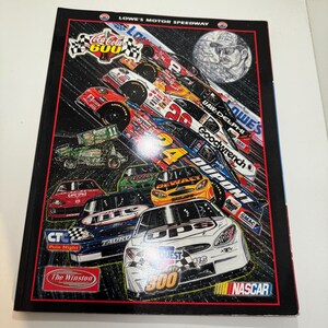 Könnte beinhalten: Ein farbenfrohes NASCAR-Rennplakat mit mehreren Rennwagen und Sponsorenlogos. Das Plakat enthält den Text "Coca-Cola 600", "Lowe's Motor Speedway" und "NASCAR". Die Autos sind in Bewegung, was einen dynamischen Eindruck erzeugt.