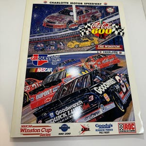 Könnte beinhalten: Eine farbenfrohe Illustration von Rennwagen auf einer Rennstrecke. Die Autos sind mit den Nummern 3, 21, 73, 74 und 6 versehen. Der Text "Coca-Cola 600", "The Winston", "2 Charlotte", "NASCAR", "Carquest Auto Parts 300", "Goody's Headache Powder Pole Night", "IROC International Race of Champions", und "Winston Cup Series" ist sichtbar.