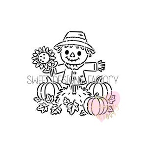 Peut inclure: Un dessin au trait noir et blanc représentant un épouvantail portant un chapeau, tenant un tournesol et entouré de citrouilles et de feuilles d'automne. Le texte SWEET DESIGNS FACTORY est imprimé au centre de l'illustration.