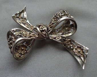 Danecraft sterling silver bow brooch with pierced floral design