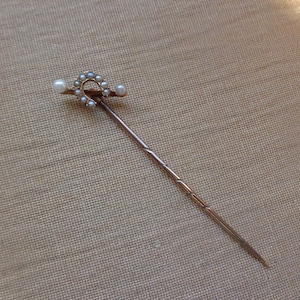 15 karat gold horseshoe stickpin with seed pearls