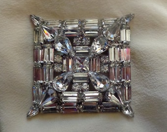Große gestufte Brosche mit Birnchen-, Quadrat-, Chaton- und breiten Baguetteschliff-Kristallen