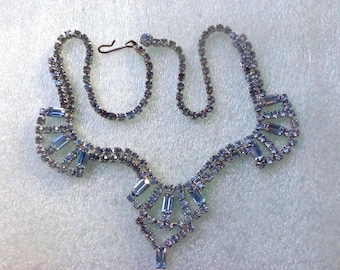 Silberfarbene Choker Halskette mit hellblauen Strasssteinen