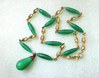 Guldfärgat halsband med gjutet grönt Pekingglas