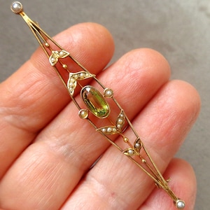 Belle Époque gold bar brooch with peridot and seed pearls