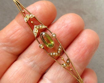 Belle Époque gold bar brooch with peridot and seed pearls