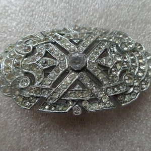 Silberfarbene ovale Brosche mit Pave besetzt mit klarem Strass und mit Posamentverschluss Bild 9