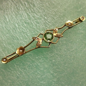 Edwardian gold brooch with peridot and seed pearls