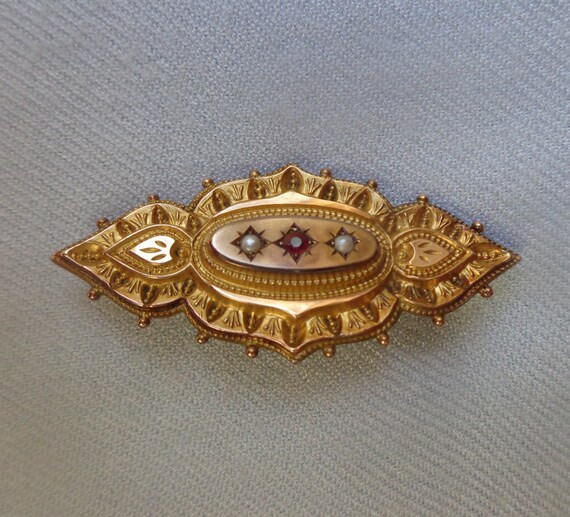 Sentimental brooch with plaited hair, ruby and pearls in 9 karat gold.