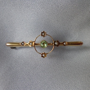 Belle Époque gold bar brooch with peridot and seed pearls