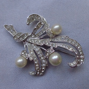 Silberfarbene Brosche mit künstlichen Perlen und klarem Strass