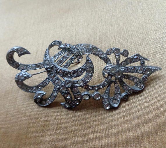 Large pot metal bow and scroll design brooch with cl… - Gem