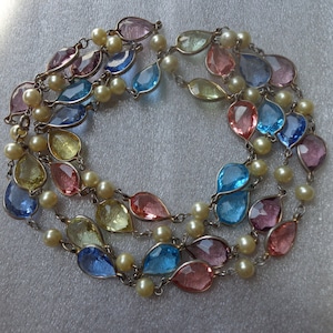 Collar de perlas artificiales y vidrio facetado en tonos pastel: tira larga multicolor