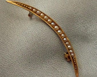 Broche de media luna de oro con perlas de semillas