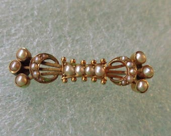 Double crescent 15 karat gold Belle Époque small brooch with seed pearls