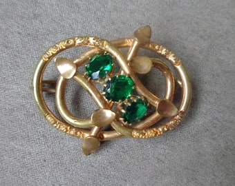 Broche de doble nudo victoriano tardío con cristal verde esmeralda