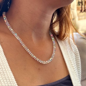 Collier de perles de cristal irisé avec fermoir en strass