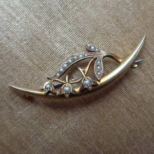 Edwardian, Honeymoon brooch in 14Karat gold with seed pearls