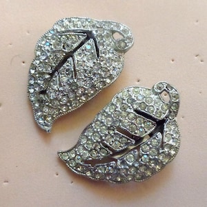 Paire de clips pour robe en métal motif feuilles pavées de strass transparents