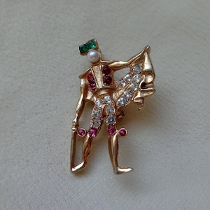 Kleine matador-broche met nepparel en glasstenen