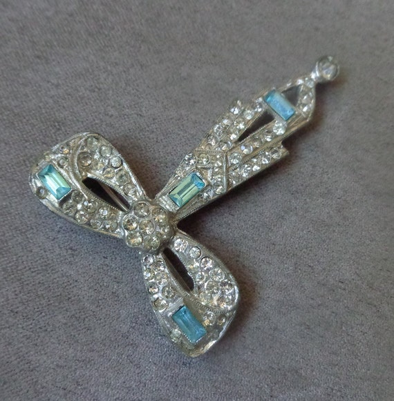 Pot metal bow brooch with blue and clear rhinesto… - image 5