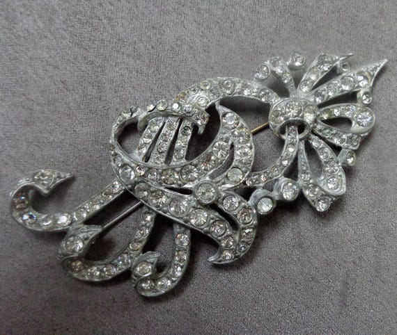Large pot metal bow and scroll design brooch with cl… - Gem