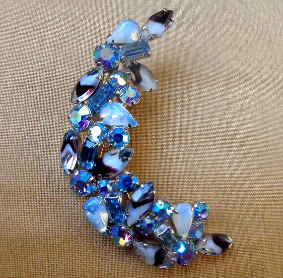 Large crescent brooch with array of glass stones - image 4