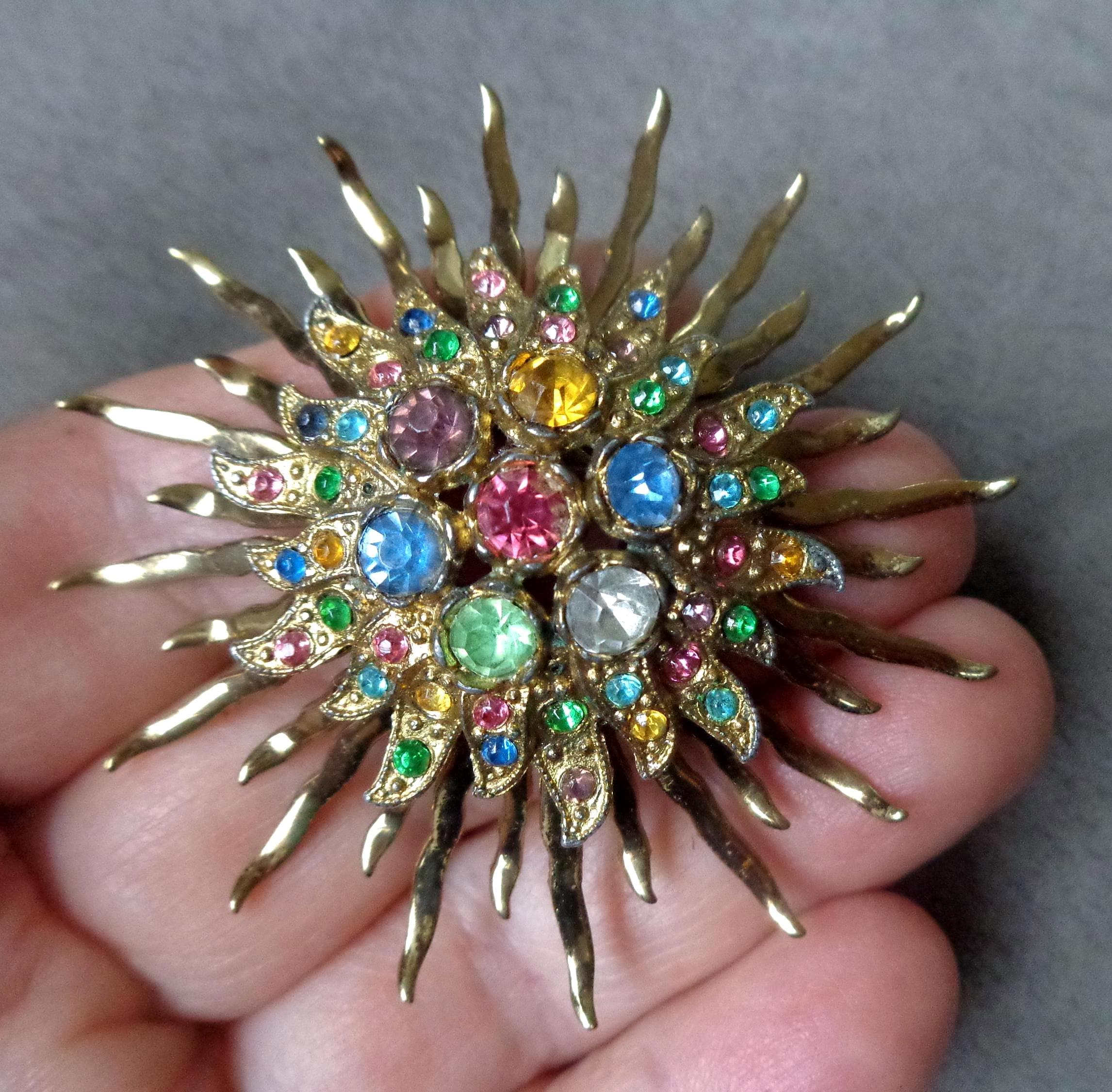 カラフルストーンの装飾ブローチ カラフル花モチーフ クリスタル調ストーン装飾 ブローチ ヴィンテージ