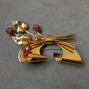 Coro Blumen-Brosche aus 925er Silber, vergoldet, mit roten Straßsteinen