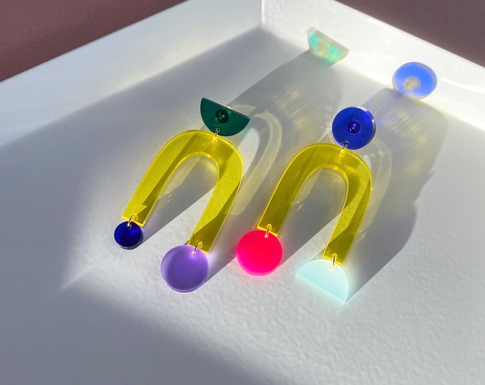 Pendientes de arco acrílico desiguales: joyas hipoalergénicas con un toque llamativo