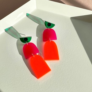 Boucles d&#39;oreilles pendantes modernes en acrylique : bijoux tendance découpés au laser multicolores
