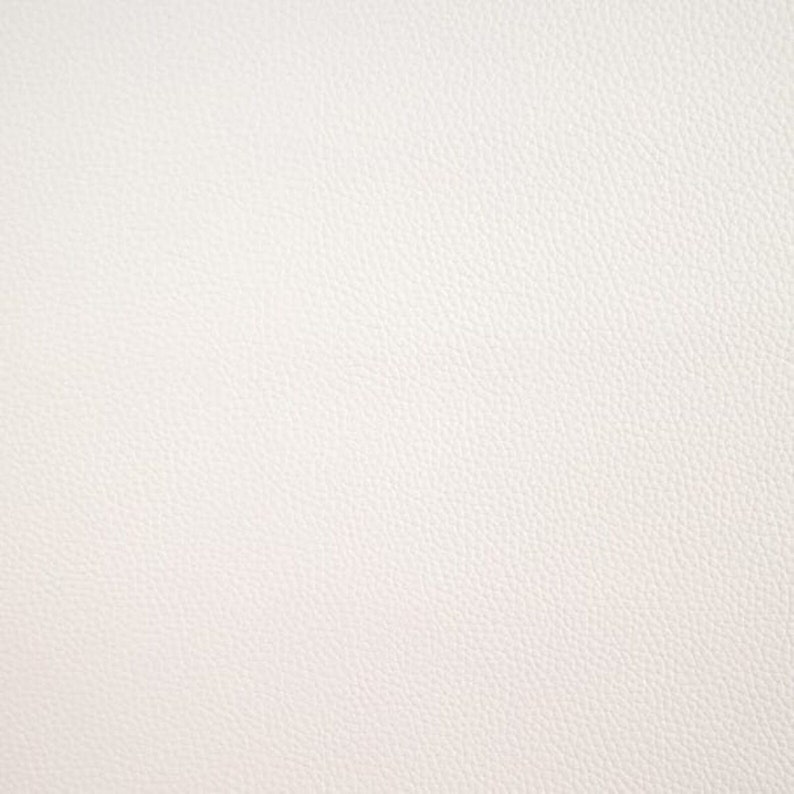 K&ouml;nnte beinhalten: Nahaufnahme einer wei&szlig;en, strukturierten Oberfl&auml;che. Die Oberfl&auml;che hat eine subtile, k&ouml;rnige Textur.