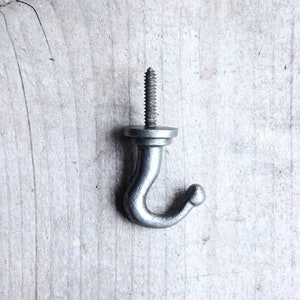 Peut inclure: Un crochet en métal argenté avec une vis pour accrocher des objets au mur.