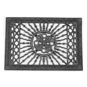 Peut inclure: Grille de sol en fonte noire avec un motif décoratif en forme de soleil rayonnant et un cercle central avec des cercles plus petits. La grille est de forme carrée avec une bordure détaillée.