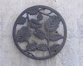 Beautiful leafs design cast iron circular round trivet.