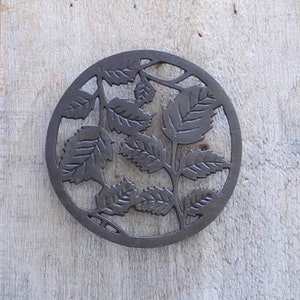 Beautiful leafs design cast iron circular round trivet. HM-2