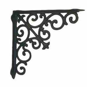 Puede incluir: Escuadra de estante de hierro fundido negro con un diseño ornamental y enrollado. El soporte en ángulo recto presenta un patrón decorativo de líneas y curvas arremolinadas, adecuado para soportar estantes u otros artículos. El soporte está diseñado para montarse en una pared.
