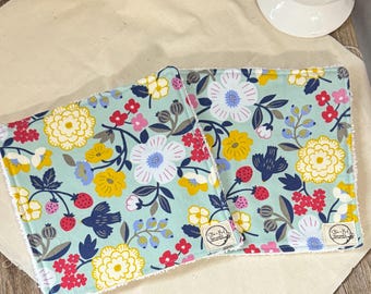Tela de rizo 100% algodón de 2 capas, 7 x 7 pulgadas, hecha a mano, paquete de 2 paños de cocina con estampado floral de fresas primaverales, tela de rizo blanca.