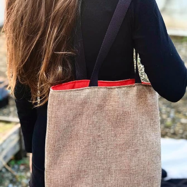 sac à main femme , porté à l’épaule.