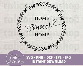 以下が含まれることがあります： 葉とベリーのリースで囲まれた「HOME Sweet HOME」というテキストの白黒グラフィックデザインです。