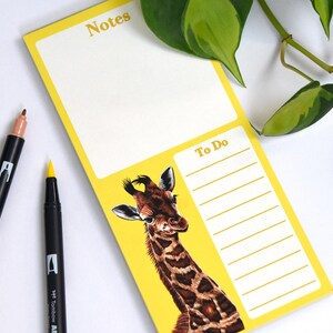 Gele babygiraf notitieblok - giraffenkalf - takenlijst notitieblok notitieboek illustratie inkt en aquarel tekening print dieren in het wild bedreigd