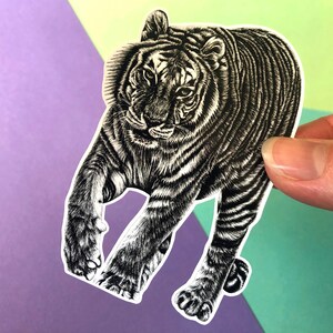 Op de afbeelding: Zwart-witte lijntekening van een lopende tijger. De tijger kijkt naar de linkerkant van de afbeelding. De tijger heeft een gedetailleerd, gestreept patroon.